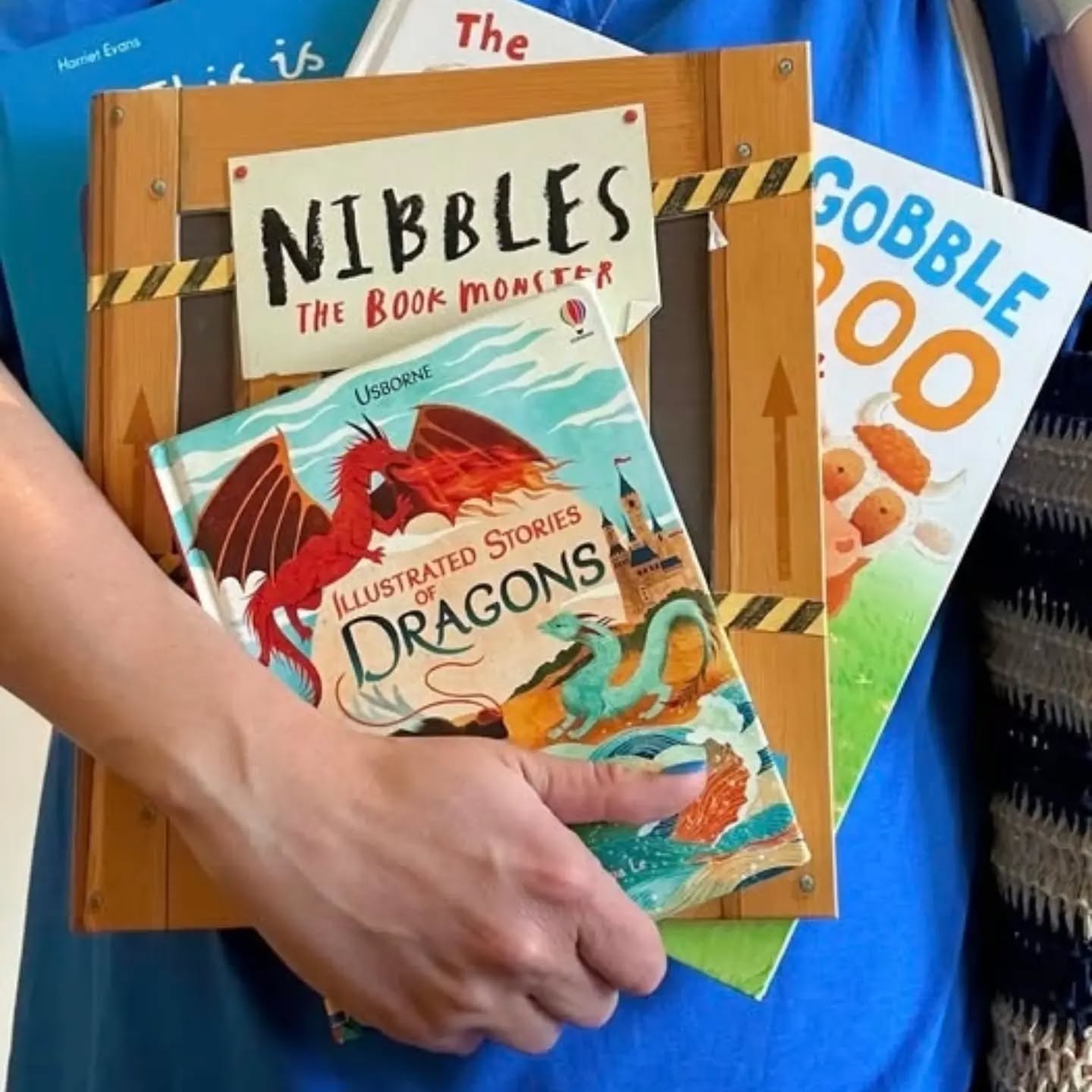 Don’t forget to pack a few read-alouds for your outings today 📚💛

Books are seriously one of my favorite mom hacks for errands, appointments, car rides, and snack breaks 🙌 They help keep kids busy, entertained, and (hopefully 😂) keep them from asking for your phone every 3 minutes.

A cute stack of books + a snack = mom survival kit ✨

#jennasbookadventures #paperpie #raisingreaders #momlife #screenfreefun kidsbooks readaloud motherhoodsimplified booksforkids momhack