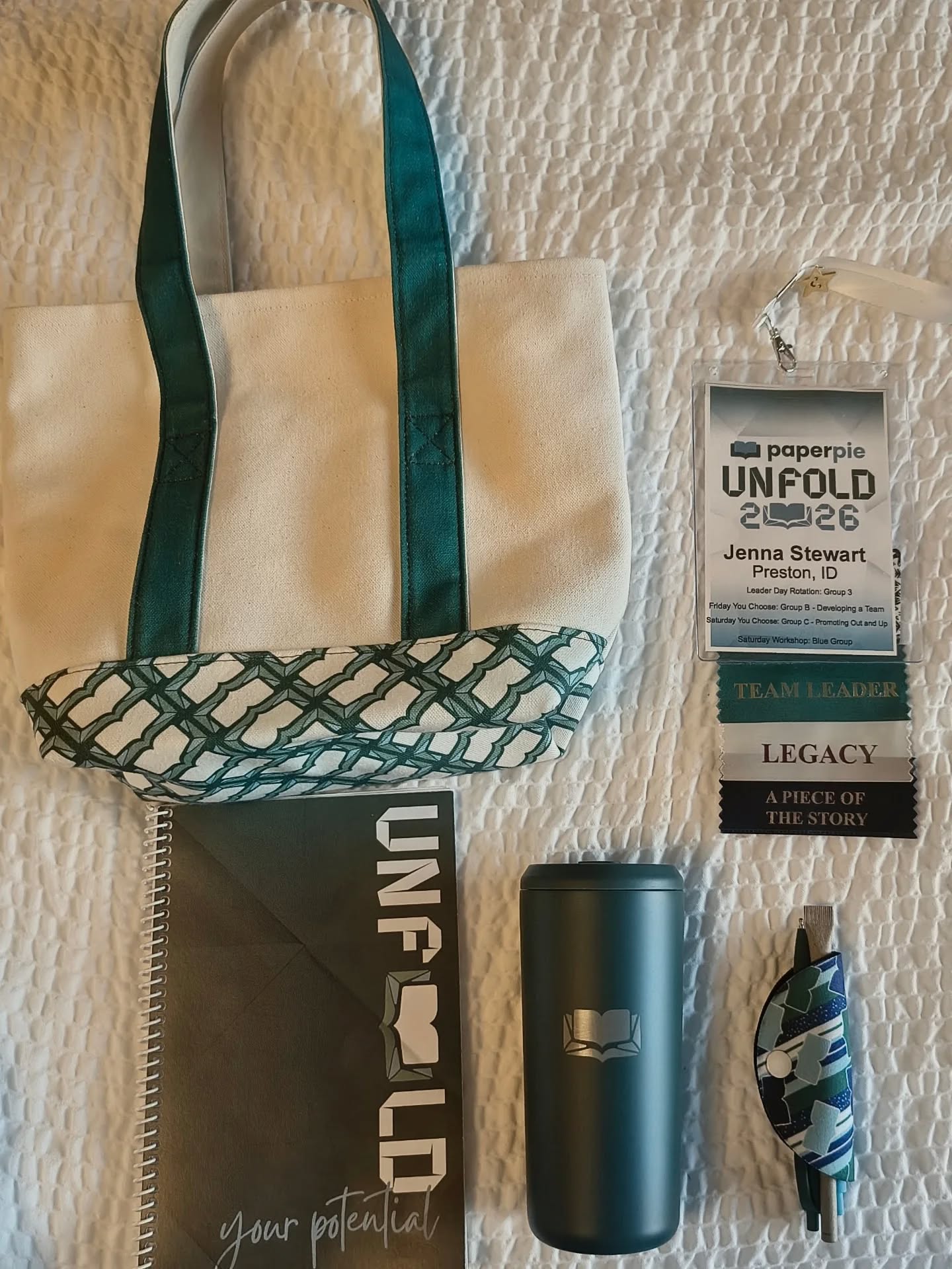 Unfold 2026 Day 1! 
Leader day never disappoints! It's my absolute favorite between all the presentations! All of our topics center around our mission and the hot topic of disconnection and how our books bring connection! 

Ended the night with awards and I was recognized from an award I earned last year 🥳 sponsoring over 50 teammates! 

Can't forget all the fun photo-ops and fun times with besties!